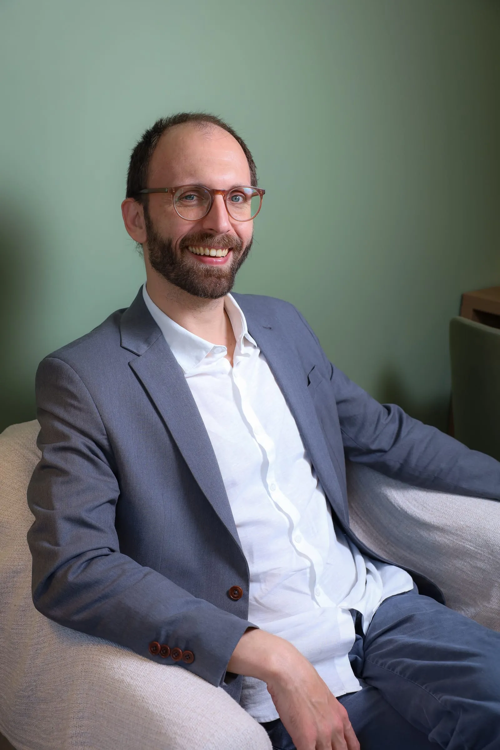 Dr. Roberto Gimena sorrindo numa poltrona do consultório