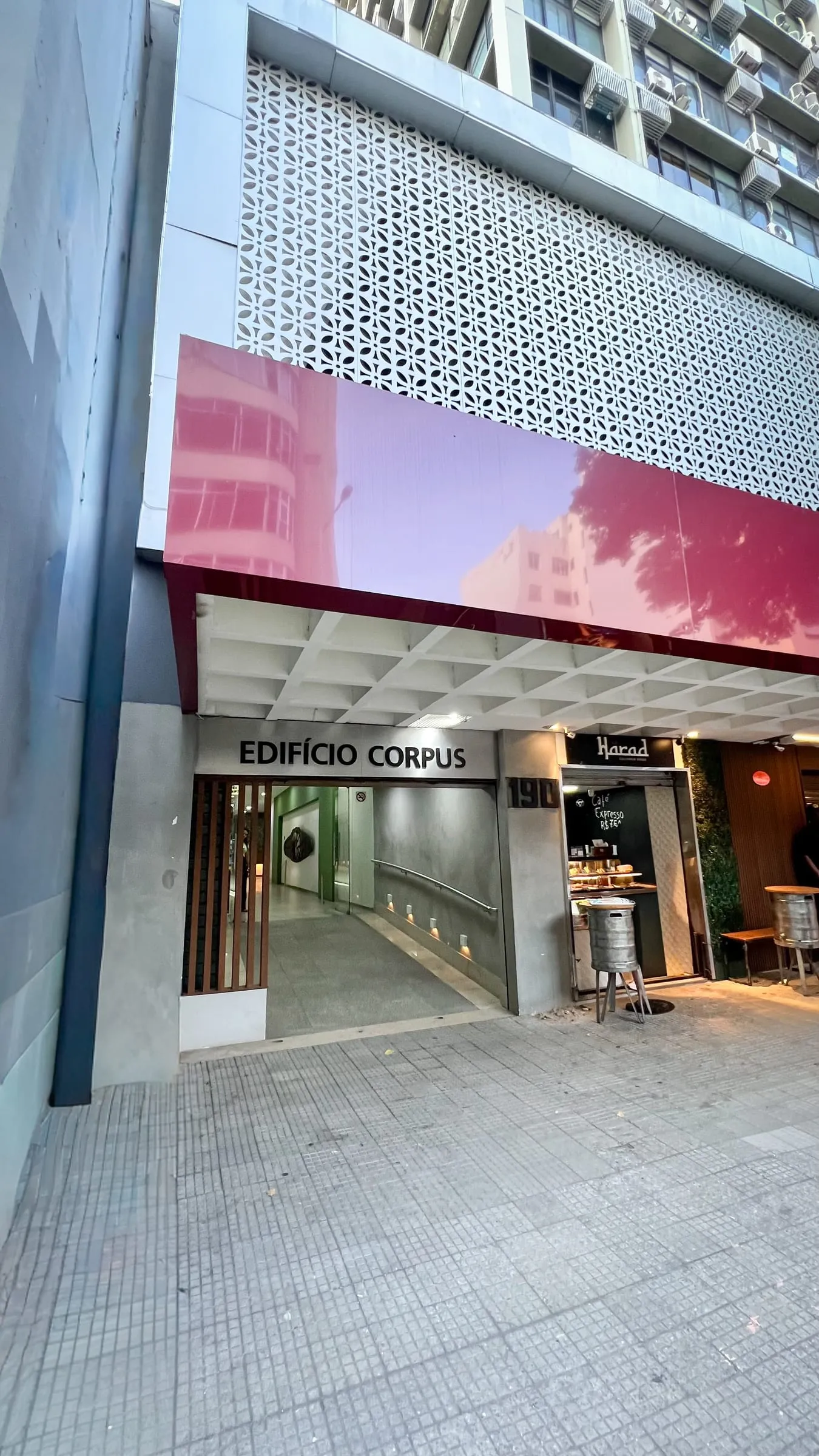 Entrada do Edifício Corpus, número 190, com a marquise vermelha