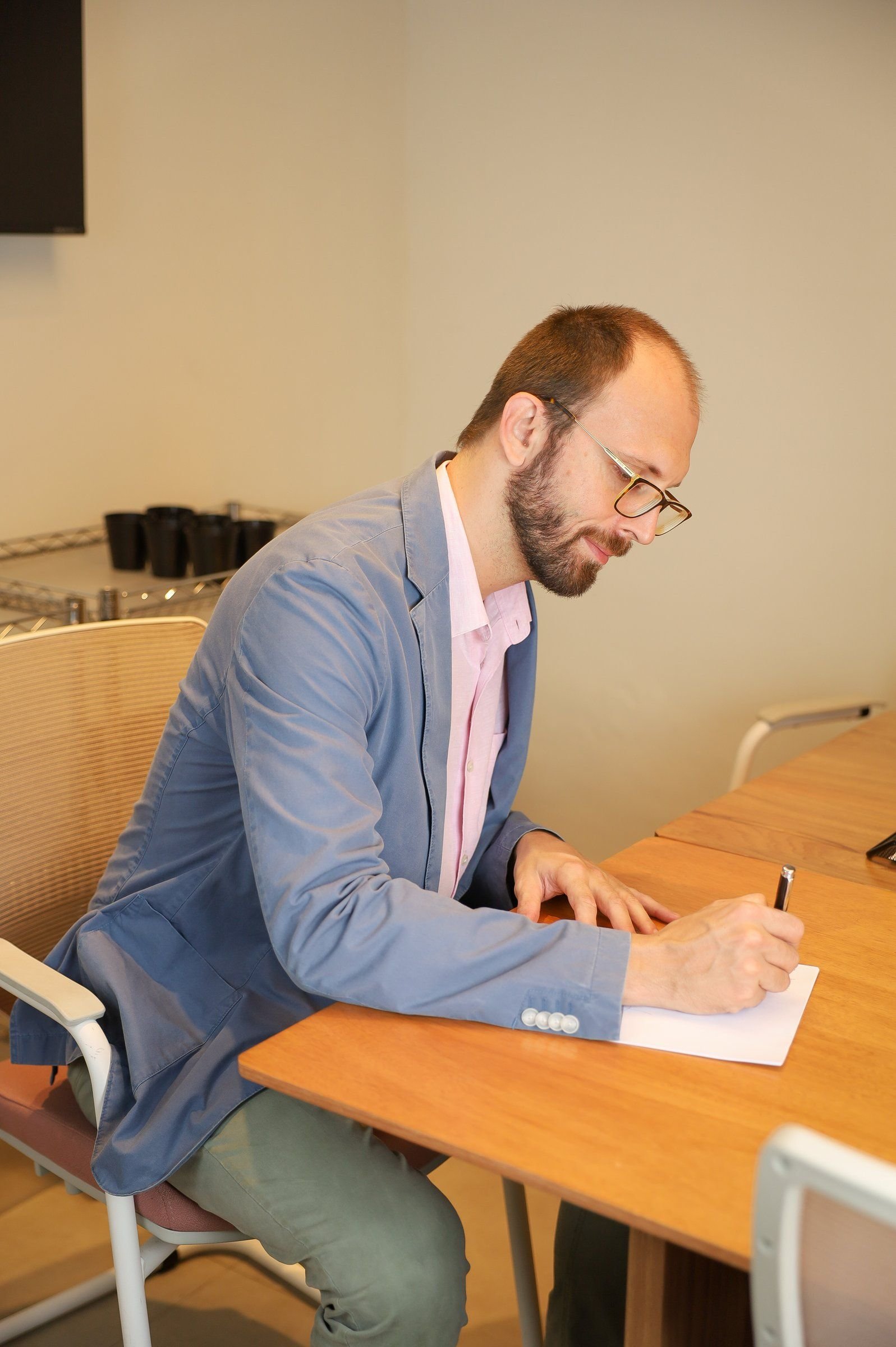 Dr. Roberto Gimena redigindo um documento