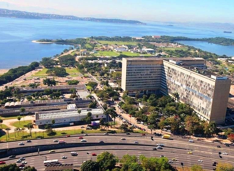Vista aérea do Hospital Universitário da UFRJ na Ilha do Fundão