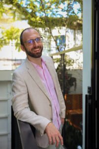 Psiquiatra Roberto N. P. Gimena no consultório em Botafogo