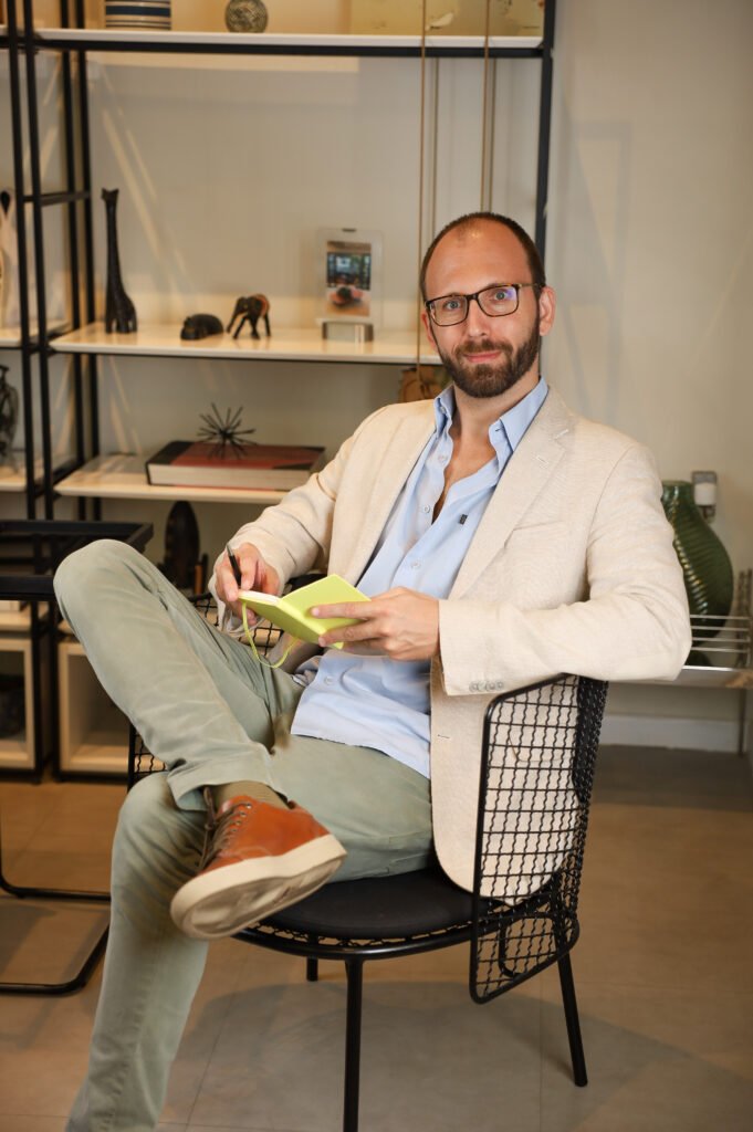 Psiquiatra Roberto N. P. Gimena no consultório em Botafogo